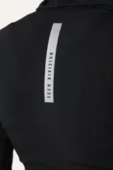 Buzo negro deportivo con capucha, cierre frontal a mitad del torso y bolsillos laterales.