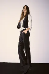 Pantalón de corte oxford confeccionado en velvet de algodón, con cierre frontal oculto, gancho metálico y botón interno. Presenta bolsillos diagonales, bolsillo ojal en la parte trasera y presillas en la cintura.