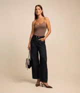 Musculosa básica Cortelle en color beige, con escote redondo y tirantes finos, confeccionada en poliamida con elastano.