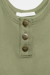 Musculosa de canalé color verde militar, con escote redondo y cierre frontal parcial con tres botones.