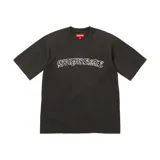 Camiseta de manga corta Supreme en color negro, con corte estándar y cuello redondo. Presenta un diseño bordado con detalles de pedrería en el pecho que forma el logo de la marca.