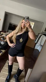 Top negro de un solo hombro fabricado en lycra con delantera doble para mejor soporte del busto. Incluye corbatín extraíble.