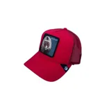 Gorra tipo trucker de color rojo con panel frontal rígido y parte trasera de malla. Presenta un parche bordado en el frente con la imagen de un oso y la inscripción 'Murder'.
