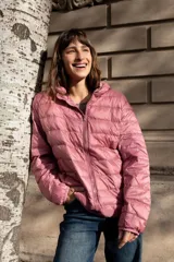 Campera puffer ultraliviana color beige, con diseño acolchado horizontal, capucha incorporada, cierre frontal y bolsillos laterales.