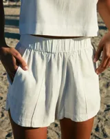 Short de lino color blanco, de tiro medio con cintura elástica y bolsillos laterales.
