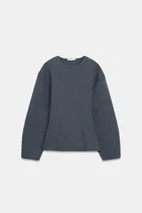 Jersey de cuello redondo y manga larga, confeccionado en tejido de punto elástico con trama compacta. Presenta un diseño con pinzas en la cintura que le otorgan una silueta entallada.