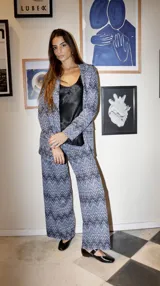 Pantalón palazzo de punto fino con estampado zig-zag en tonos de azul y blanco.