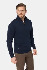 Buzo liso de punto fino en hilo de algodón color azul marino, con cuello alto y cierre frontal parcial con detalle de tirador de cuero.