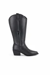 Botas estilo texanas de caña alta, color negro, con diseño de costuras decorativas en el empeine y en la caña. Cuentan con taco cuadrado y cierre lateral.