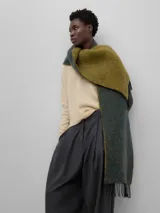 Bufanda rectangular color verde oliva con textura jaspeada y flecos en los extremos.