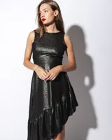 Vestido midi color salmón de tela sedosa, con cuello bote y espalda descubierta con moño.