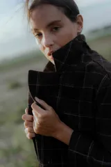 Chaqueta corta con diseño de estampado cuadrillé en tonos chocolate y rosa, con cuello camisero y cierre frontal de botones.