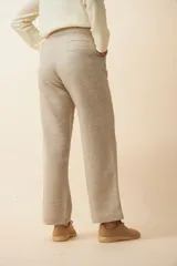 Pantalón de vestir marrón con textura tweed, de tiro alto y pierna recta.
