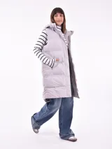 Chaleco largo acolchado color lila con capucha y bolsillos laterales.