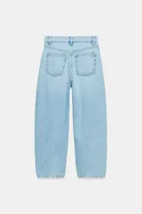 Jeans de tiro medio con diseño cropped, confeccionados en denim gris con efecto lavado. Presentan costuras laterales torcidas, trabillas para cinturón, cinco bolsillos y cierre frontal con cremallera y botón metálico.