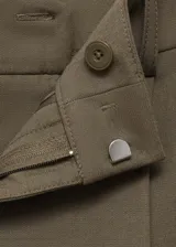 Pantalon de vestir de corte recto y tiro medio, con detalle de pinzas frontales, bolsillos laterales y cierre oculto de botón, gancho y cremallera.