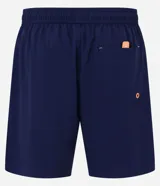 Bermuda de secado rápido color azul marino, con cintura elástica, cordón de ajuste y bolsillos laterales y traseros, ideal para uso casual o de playa.