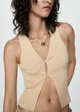 Top color beige de tejido de punto fino con detalle de abertura, tirantes anchos, escote de pico, diseño recto, detalle cruzado y diseño entallado.