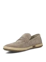 Mocasines de gamuza color taupe, con diseño de antifaz en el empeine, detalles de costuras visibles y suela tipo espadrille con yute trenzado alrededor.