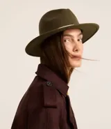 Sombrero de fieltro color verde oliva, con ala corta y copa moldeada. Decorado con cordón trenzado en tonos crudo y verde.