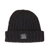 Gorro de lana tejido en canalé, color negro, con vuelta y parche frontal cuadrado con la inscripción 'EAT THE WAVE'.