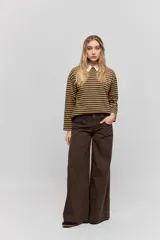 Jean wide leg azul oscuro de tiro bajo, con calce relajado y piernas amplias de diseño clásico de cinco bolsillos.