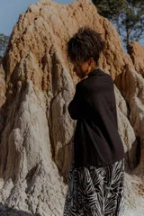 Blazer color crudo confeccionado en lino italiano. De corte relajado, con un único botón frontal y simulación de bolsillos.