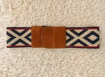 Faja elástica con diseño geométrico y cierre frontal de velcro con detalles en gamuza marrón.
