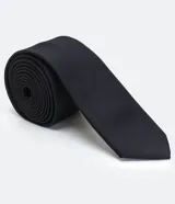 Corbata masculina modelo slim, confeccionada en tejido de satén liso de acabado satinado.