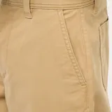 Pantalón de sarga color beige, de corte ancho y tiro alto, con cierre frontal y bolsillos laterales.