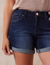 Short de jean azul oscuro, marca Royalty, con pretina con pasadores, botón y cierre. Delantera y trasera con bolsillos. Ruedo con dobladillo.