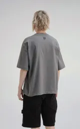 Remera de corte boxy, silueta amplia y recta, con cuello redondo y mangas cortas. Confeccionada en algodón premium, presenta un calce relajado y moderno.
