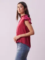 Camisa azul marino de satén, marca Alex & Lili. Cuello con solapa y escote en V. Apertura central con botones y sisas con volados.