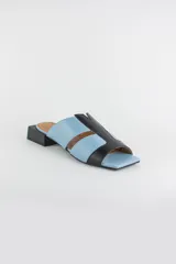 Sandalias descalzas de cuero combinadas en negro y beige, con taco cuadrado bajo y puntera cuadrada.