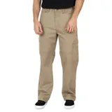 Pantalón cargo color beige, de corte recto y tiro medio, con bolsillos laterales y traseros.