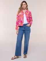Camperita liviana de silueta entallada, con estampado floral en tonos azules, cuello camisero, cierre frontal con botones y bolsillos en el pecho.