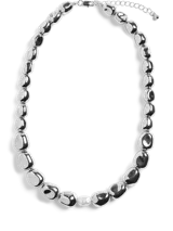 Collar de diseño minimalista compuesto por cuentas de plástico con acabado metálico plateado, con una cuenta central de color blanco y cadena de alargue.