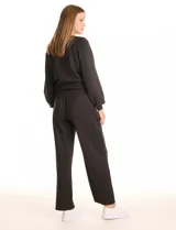 Pantalón tipo jogger de corte recto, color marrón con estampado animal print sutil. Presenta pretina ancha elastizada con lazo de ajuste y bolsillos laterales.