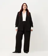 Pantalón de sastrería negro de corte recto y tiro alto, con bolsillos laterales tipo faca y cintura estructurada con pasadores. Confeccionado en mezcla de poliéster, viscosa y elastano.