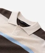 Suéter de punto texturizado con diseño de rayas horizontales en tonos marrón, crema y celeste. Presenta cuello polo con abertura frontal, mangas largas y terminaciones acanaladas en puños y dobladillo.