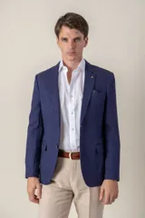 Saco de vestir celeste con diseño espigado, confeccionado en lino, corte slim fit y medio forro.