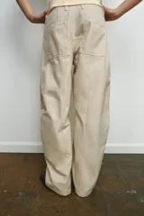 Pantalón cargo de tiro medio confeccionado en algodón, con diseño de pierna ancha, cintura con trabillas, bolsillos delanteros y bolsillos de plastrón con solapa en la pierna.