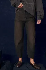 Jean de tiro medio con cierre frontal y botón metálico, de corte estilo balloon con pierna recta y bolsillos delanteros y traseros.