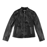 Campera de cuero sintético color negro, con cuello redondo, cierre frontal y herrajes plateados. Presenta paneles laterales con diseño acanalado y dos bolsillos frontales con cierre.