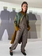 Tapado largo de fieltro de lana merino con teñido artesanal tie-dye en degradé de azul. Tiene cuello alto, cierre lateral con broches ocultos, bolsillos laterales y corte amplio.