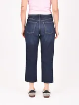 Pantalón jean azul oscuro, de corte recto y tiro medio.