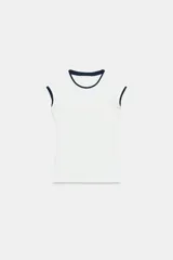 Camiseta blanca de corte slim fit con efecto de doble capa en las mangas cortas y el cuello redondo, en color azul marino.