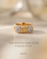 Anillo de bronce con baño de oro, diseño texturizado estilo malla y apliques florales incrustados con circonias brillantes.
