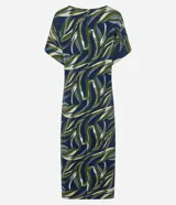 Vestido midi de corte recto y cuello redondo, confeccionado en viscolycra con estampa de follaje en tonos verdes y azules. Presenta mangas cortas con recortes y aberturas laterales en el ruedo.