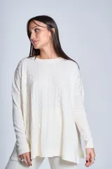 Sweater negro de punto con diseño de ochos, cuello redondo y mangas largas.